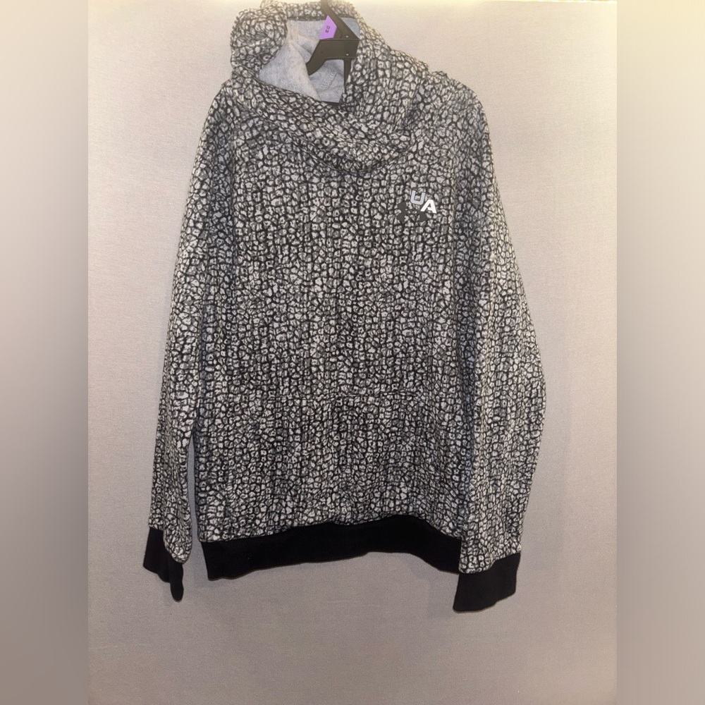 Under armour like new cheetah print sweatshirt hooded girls size large